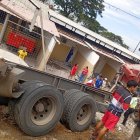 El vehículo pesado destrozó parte del motel, en Daule, Guayas.