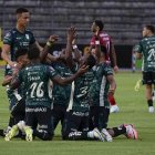 Los jugadores de Orense celebraron de rodillas y con las manos en alto la goleada 5-2.