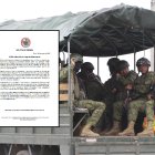 Un vehículo con soldados del ejército ecuatoriano patrulla cerca al Centro de Privación de Libertad Zonal No. 8 hoy, en Guayaquil.