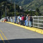 Los turistas observan desde el punto donde la pareja cayó al río.