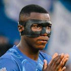 Moisés Caicedo y la mascara que uso en el último partido y los entrenamientos.