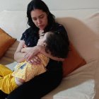 Mónica Gómez mientras trata de arrullar a su pequeña Fátima.