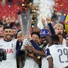 BILBAO, 21/05/2025.- Los jugadores del Tottenham celebran con el trofeo el título de la Liga Europa tras ganar la final que Tottenham Hotspurs y Manchester United disputaron este miércoles en el estadio de San Mamés, en Bilbao. EFE/Luis Tejido