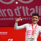 Richard Carapaz y su festejo en el podio tras ganar la etapa 11 del Giro de Italia 2025.