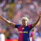 BARCELONA, 11/05/2025.-El delantero del Barcelona Lamine Yamal celebra su victoria sobre el Real Madrid, tras el partido de la jornada 35 de LaLiga EA Sports entre el Barcelona y el Real Madrid, este domingo en el Estadi Olímpic Lluís Companys.-EFE/ Siu Wu