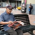 José Zuñiga mientras observa la nueva promoción que EXTRA trae a sus lectores.