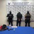 El asaltante fue presentado ante la prensa junto a las evidencias del delito.