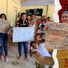 Los padres de familia, con carteles, han hecho protesta y cada día aguardan que llegue un maestro.