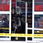 Personal de Criminalística recoge evidencias que quedaron dentro del supermercado.