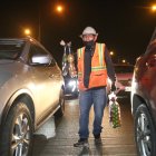 El parterre de la avenida del Bombero le sirve de estantería a Manuel. Allí ubica las frutas que ofrece.