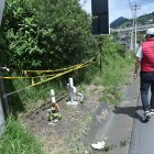 Familiares de las víctimas esperaban afuera de la morgue de Machachi a que los policías les den el informe del accidente, para poder retirar los cadáveres.