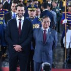 Gustavo Petro junto al presidente de la Asamblea de Ecuador, Niels Olsen.