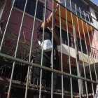 Los atacantes armados ingresaron a la fuerza a este domicilio.