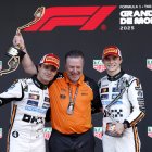 Lando Norris (i) y Oscar Piastri (d), ambos de McLaren, celebraron en el podi de Mónaco al lograr el primero y tercer puesto, respectivamente.