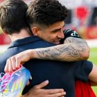 Piero Hincapié y Xabi Alonso demostraron unidad entre jugador y técnico en el Bayer Leverkusen