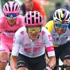 Latinos. Postal regional con Carapaz encabezando un momento el pelotón, ante el asecho de Egan Bernal (d) e Isaac Del Toro.