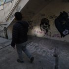 Este callejón, que conecta la avenida República de El Salvador con la 6 de Diciembre, está lleno de grafitis.