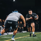 El reto ‘run-it-straight’ se viraliza en TikTok: jóvenes se chocan sin protección, como si fuera rugby amateur.