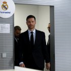 El entrenador del Real Madrid, Xabi Alonso, llega para dar una rueda de prensa durante su presentación oficial en la Ciudad Deportiva del Real Madrid en Valdebebas.