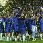 Los jugadores del Chelsea celebrando su victoria en la final de la Liga de Conferencia en el Tarczynski Arena de Breslávia.