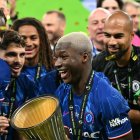 Moisés Caicedo, con el trofeo de la Conference League.