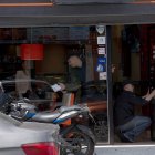 Los trabajadores temen que los pillos vuelvan a robar. Ahora solo dejan entrar a los clientes que vayan a hacer el gasto.