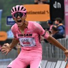 Isaac Del Toro Romero, ciclista del UAE Team Emirates celebra desafiante un liderato que se niega aflojar en el Giro de Italia.