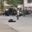 Artificiero de la Policía Nacional se acerca al paquete para comprobar su contenido.