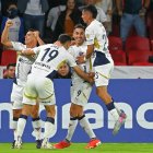 Jugadores de Liga de Quito durante el partido de la fase de grupos de la Copa Libertadores contra Central Córdoba en el estadio Rodrigo Paz Delgado de Quito.