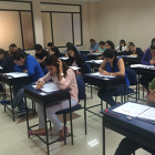 Estudiantes se preparan para el examen de la Senescyt.