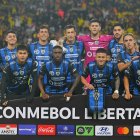Foto de equipo con los jugadores de Independiente del Valle equipo antes del partido de la Copa Libertadores contra Barcelona SC en el estadio Banco Guayaquil en Quito.