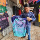 La camiseta de Willian Pacho es la que más se vende en los locales comerciales de Quinidé.