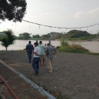 Moradores oraron e hicieron vigila para que sigan en la búsqueda de Fre