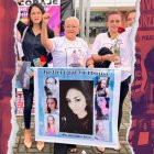 La madre de la víctima junto a otras madres y familiares de mujeres que han sido victimadas por sus parejas.