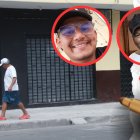 Familiares y vecinos encendieron velas en el negocio donde ocurrió el triple crimen.