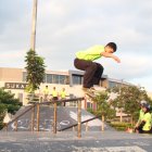 Adriano Cornejo realiza un truco en un barandal del parque.