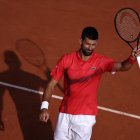 Novak Djokovic celebra su victoria sobre Cameron Norrie en el partido individual masculino del complejo Roland Garros de París.
