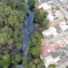 Técnicos ambientales y bomberos trabajaron en la contención del derrame en el Estero Salado.