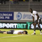 A Barcelona le costó generar jugadas de peligro en la derrota 2-0 ante Aucas, el pasado domingo.