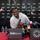 Willian Pacho llegó a Guagyaquil tras conseguir la Champions League. Se sumará a la selección para las eliminatorias.