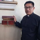 El ladrón forzó las puertas del templo para sustraer las limosnas.