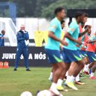El entrenador de la selección brasileña, Carlo Ancelotti, dirige un entrenamiento en São Paulo, Brasil.