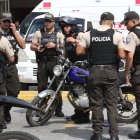 Agentes policiales se dirigieron al sitio para acordonar el área e iniciar la investigación.