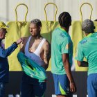 El entrenador de la selección brasileña de fútbol, Carlo Ancelotti, habla con Richarlison durante un entrenamiento en el centro de entrenamiento del club Corinthians, en Sao Paulo, Brasil.
