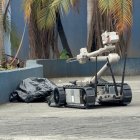 El escuadrón antibombas utilizó un robot para detonar el paquete sospechoso.