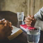 El pastor manipulaba las creencias religiosas del niño para que dejara que abusaran de él.