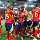 Los jugadores de la selección española celebran tras golear a Francia.