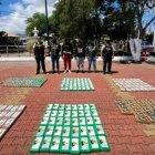 El cargamento y los detenidos fueron entregados a la Fiscalía y la Policía Antinarcóticos.