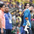 Hernán Galíndez fue consolado por sus compañeros de la Tri al no poder atajar por lesiónMiguel Canales / Expreso
