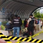 El cuerpo quedó al pie de la banca, bajo el techado del paradero.